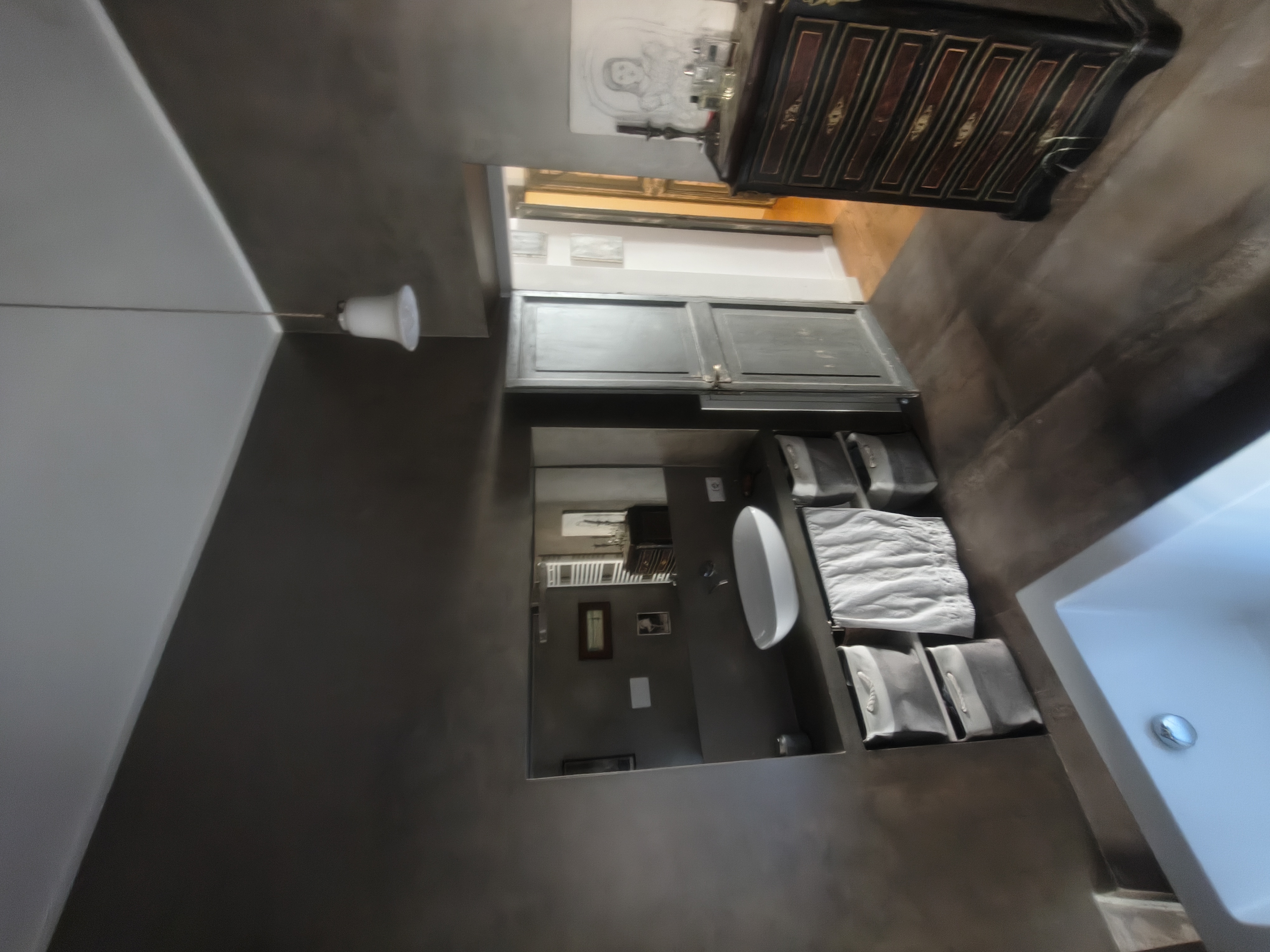 A detail of the main bathroom
