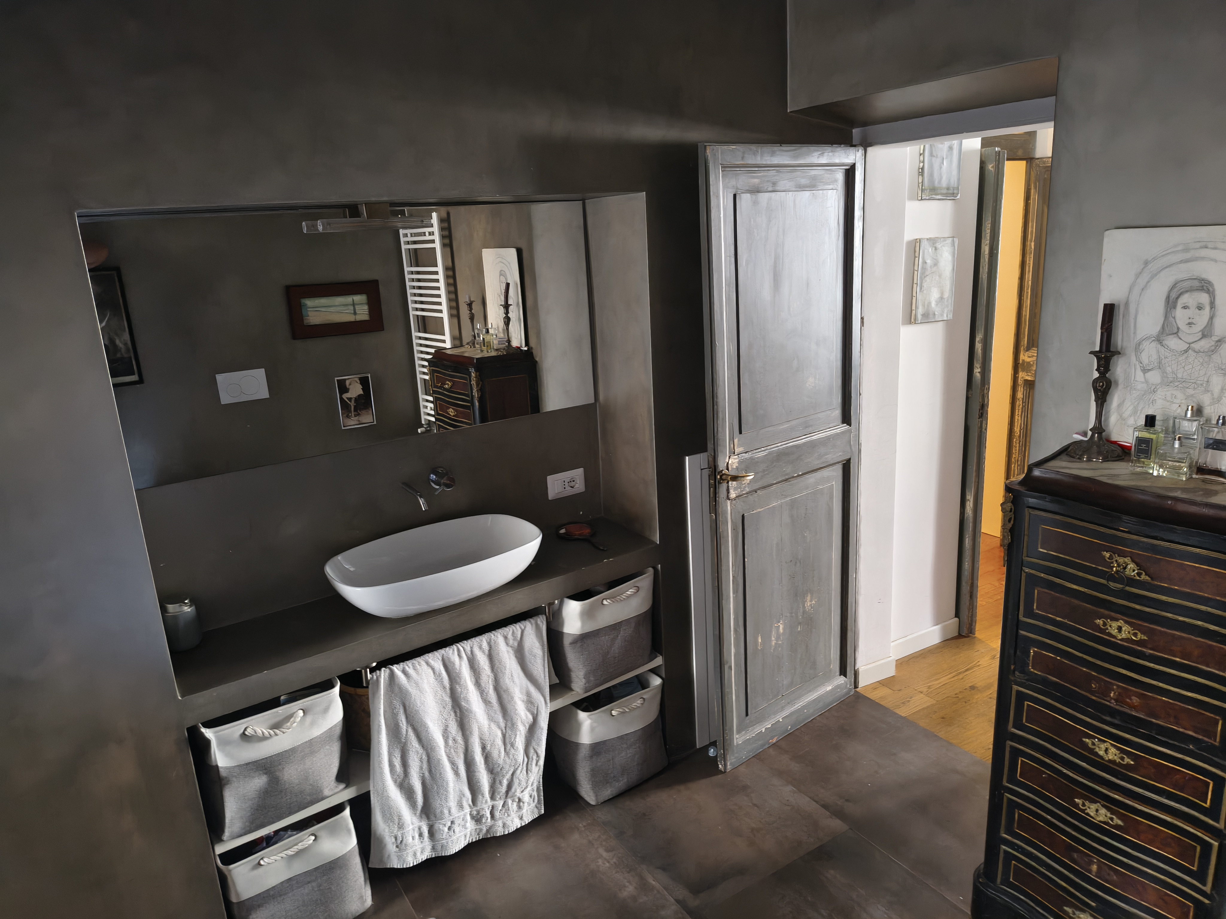 The bathroom with basin and mirror