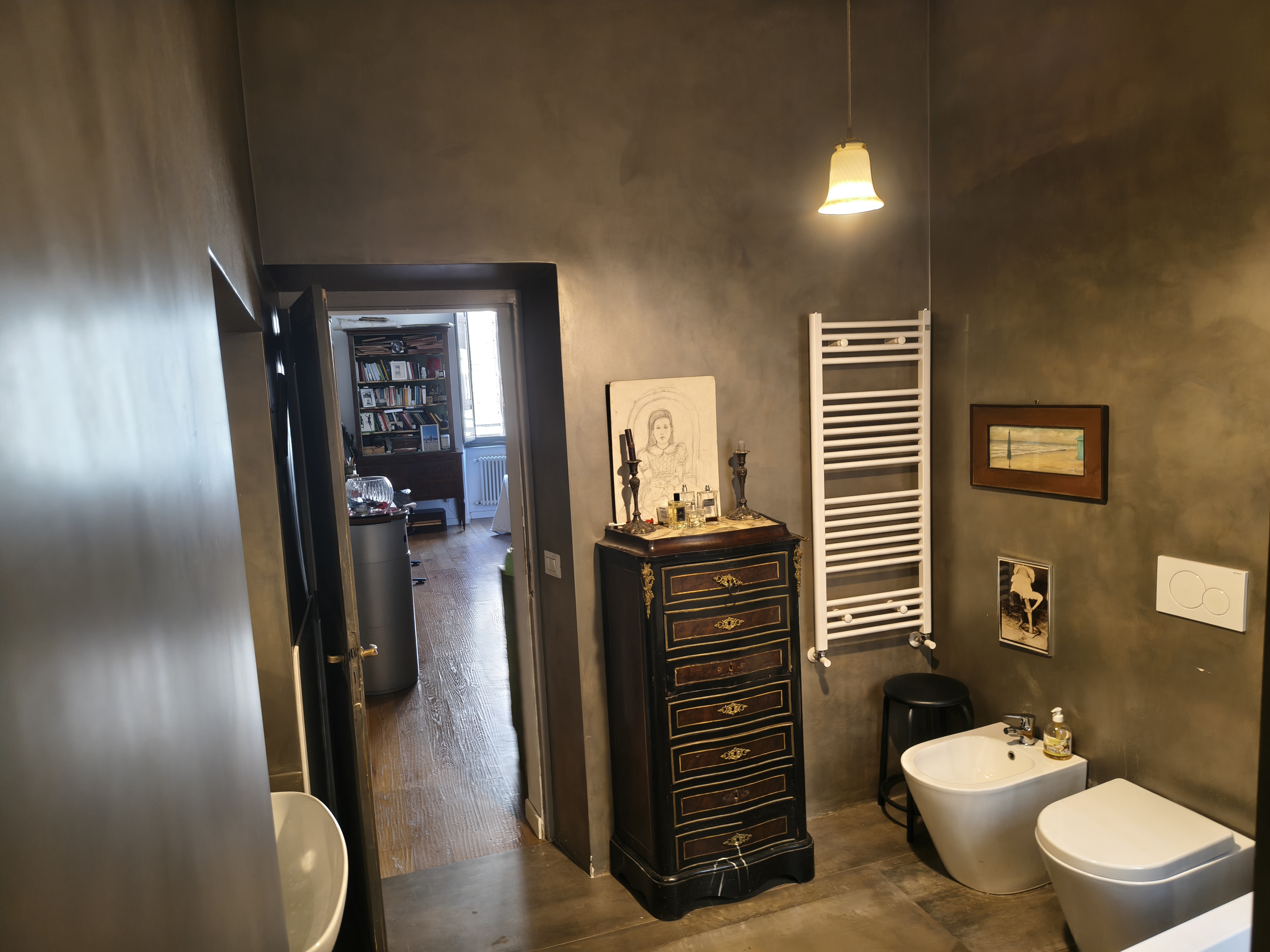 The main bathroom, overall view