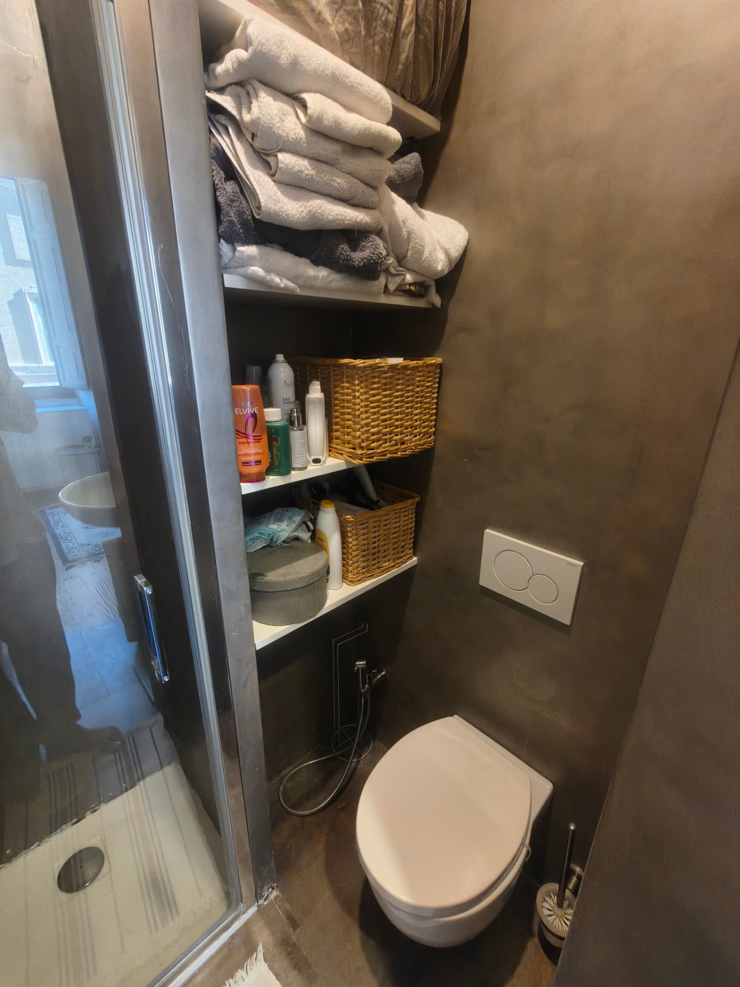 The second bathroom with shower, WC and shelves for towels
