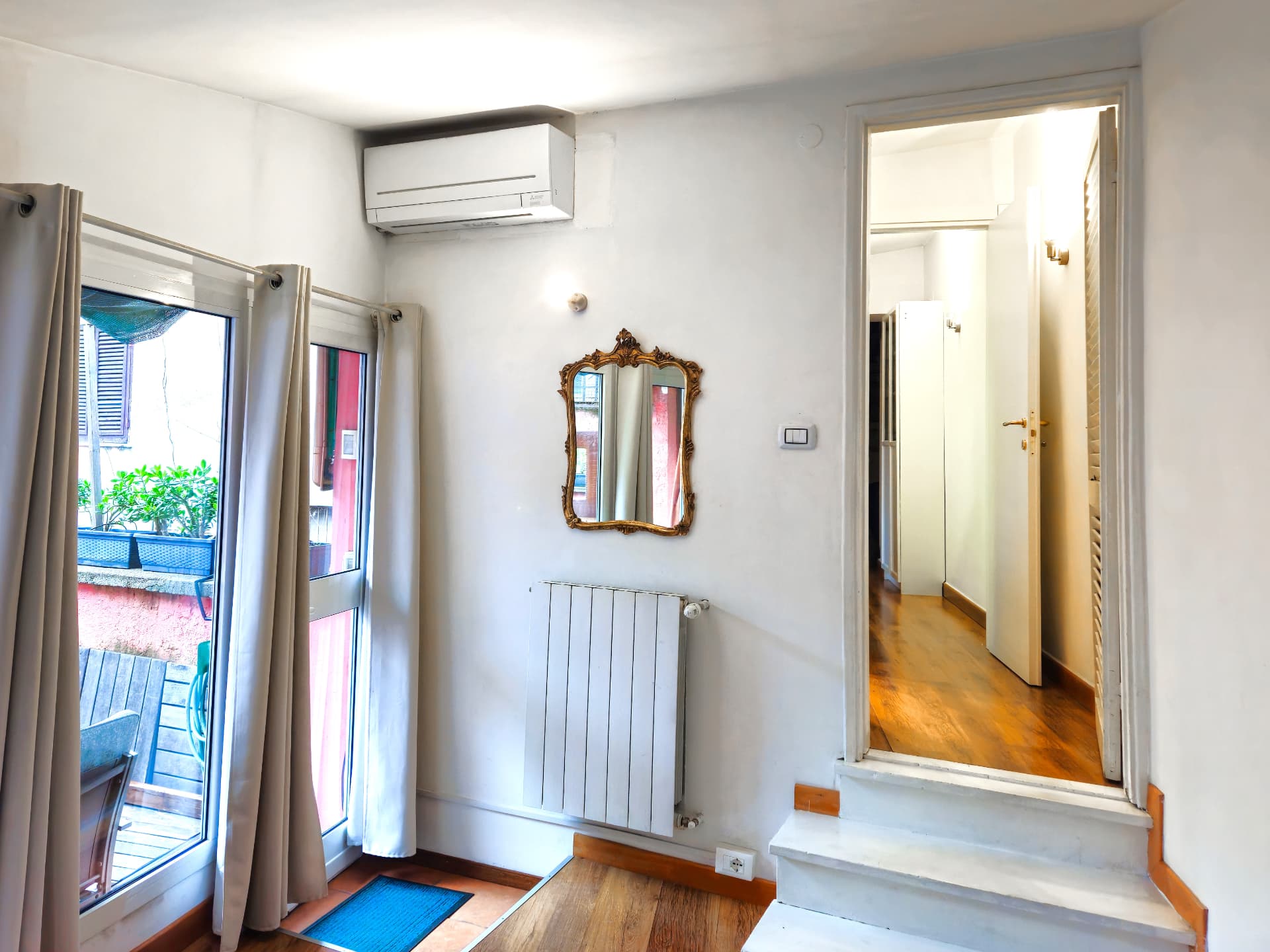 Porta finestra che si apre dall'appartamento sulla terrazza privata