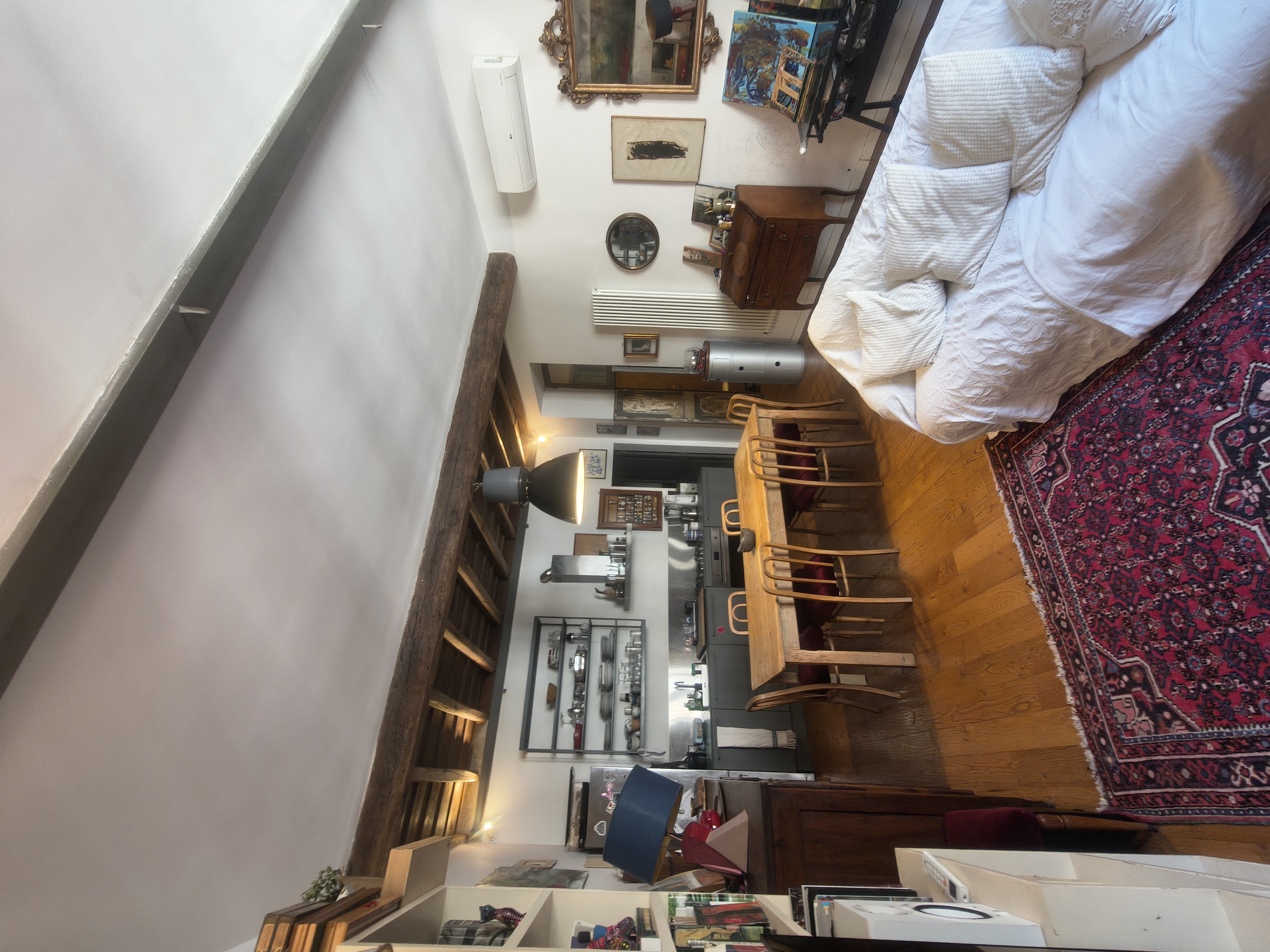 The hallway towards the kitchen